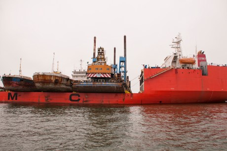 Nave che trasporta nave